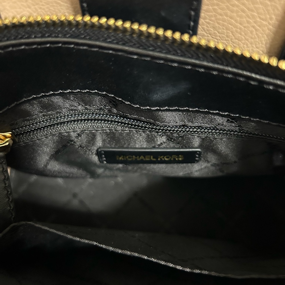 Michael Kors Black and Gold Tote with Elegant Design - Picture 4 of 6